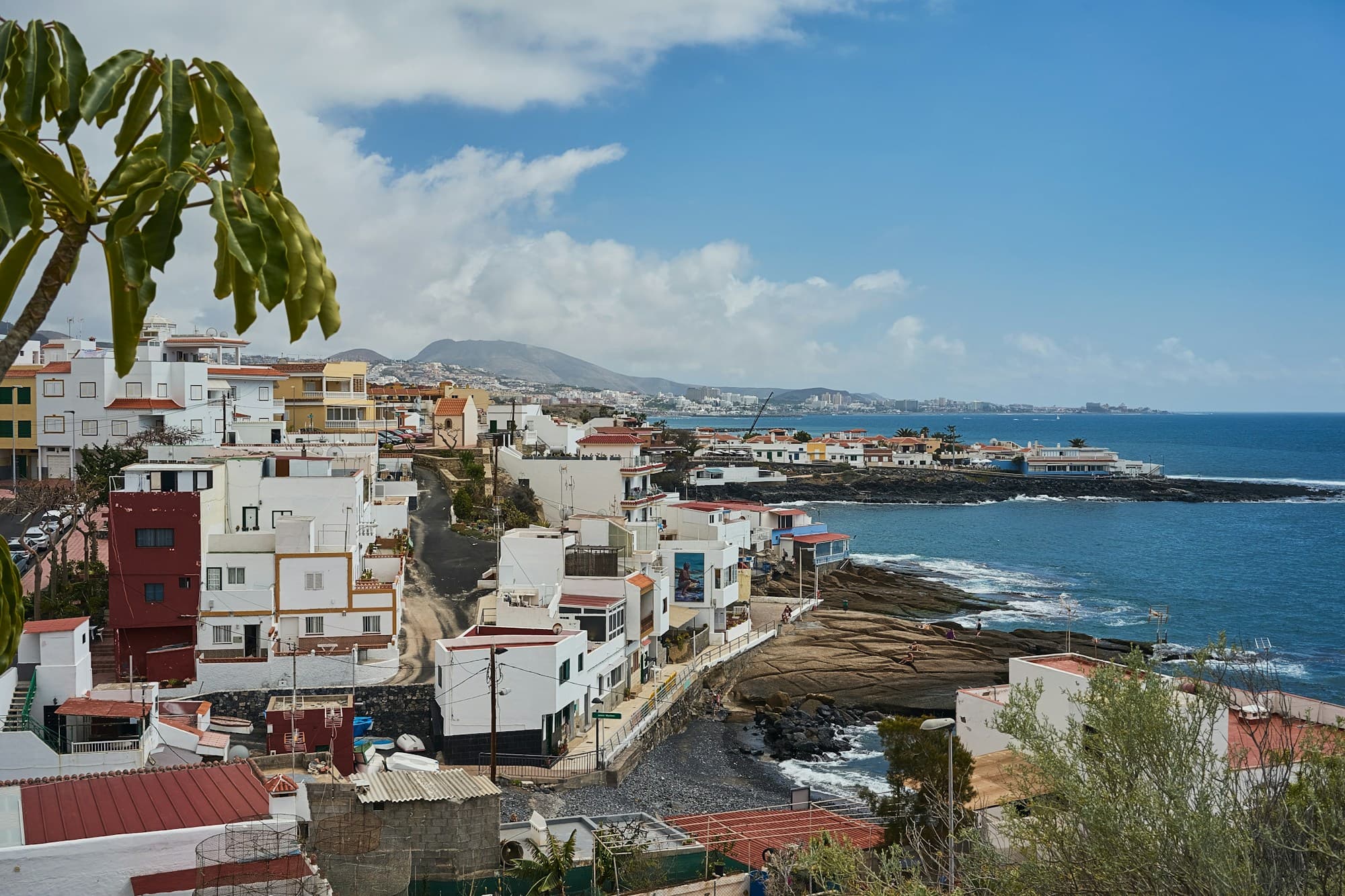 Casas blancas frente al mar